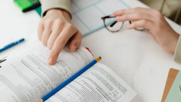 Como os benefícios de ter um diploma superior mudaram minha vida profissional