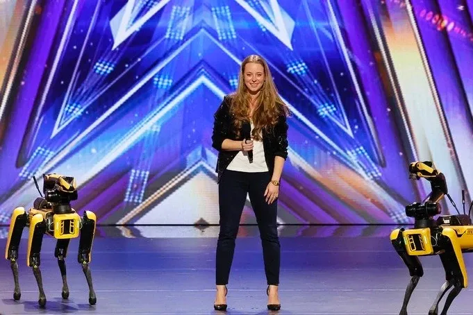 Danca de robôs de Boston Dynamics dançam para 'Don't Stop Me Now' para 'America's Got Talent Audition' Danca de robôs de Boston Dynamics dançam para 'Don't Stop Me Now' para 'America's Got Talent Audition'