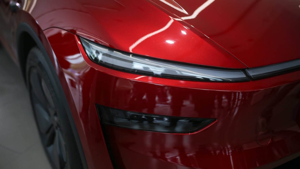 Versão mais barata do Tesla Model Y deve deixar de lado teto de vidro, telas extras e luxo - Imagem do artigo original