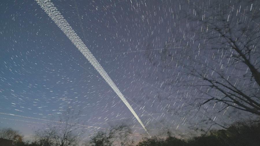 Estudo revela interferência dos satélites Starlink em frequências reservadas à radioastronomia - Imagem do artigo original