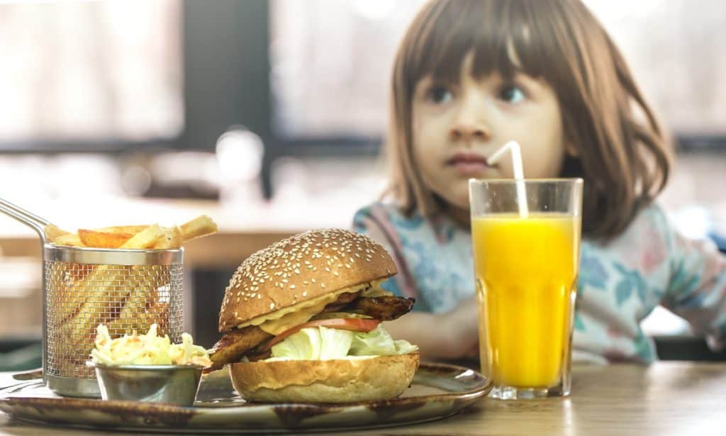 Comer ultraprocessados à noite afeta a produção de melatonina e prejudica o sono, indicam estudos - Imagem do artigo original