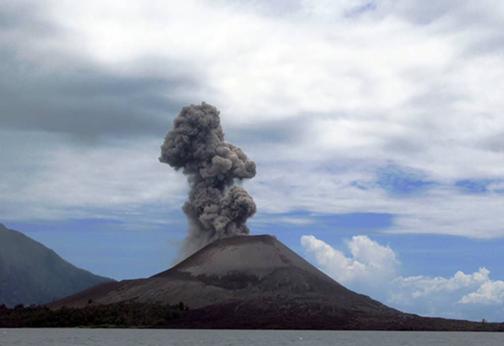 Erupção do Krakatoa em 1883: explosão de 200 megatons mudou o clima e pintou o céu de vermelho - Imagem do artigo original
