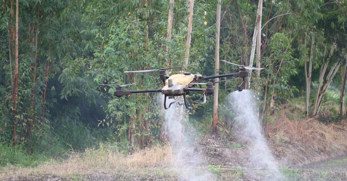 Drones pulverizadores para controle de pragas