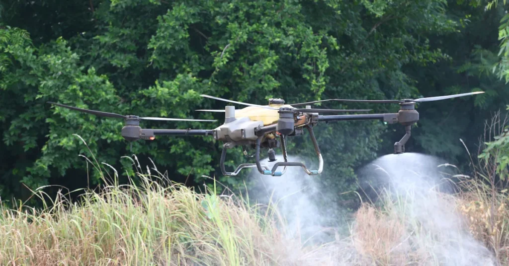 Drones pulverizadores para controle de pragas