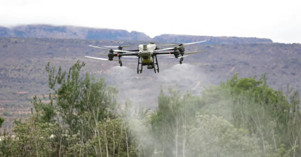Drones pulverizadores para controle de pragas